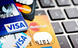 ѕокупки в интернете - карты Visa и Mastercard на клавиатуре ноутбука